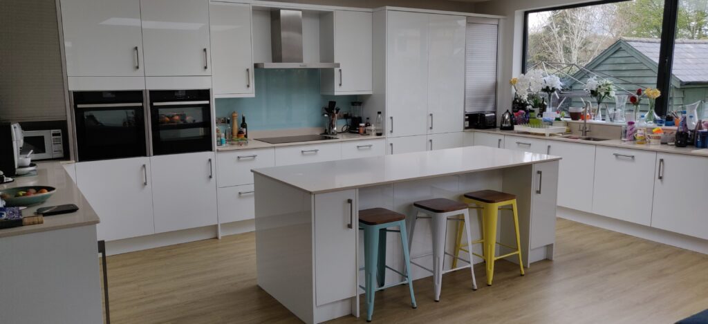Zurfiz Ultragloss White Slab Door. Quartz Blanco Capri Worktops